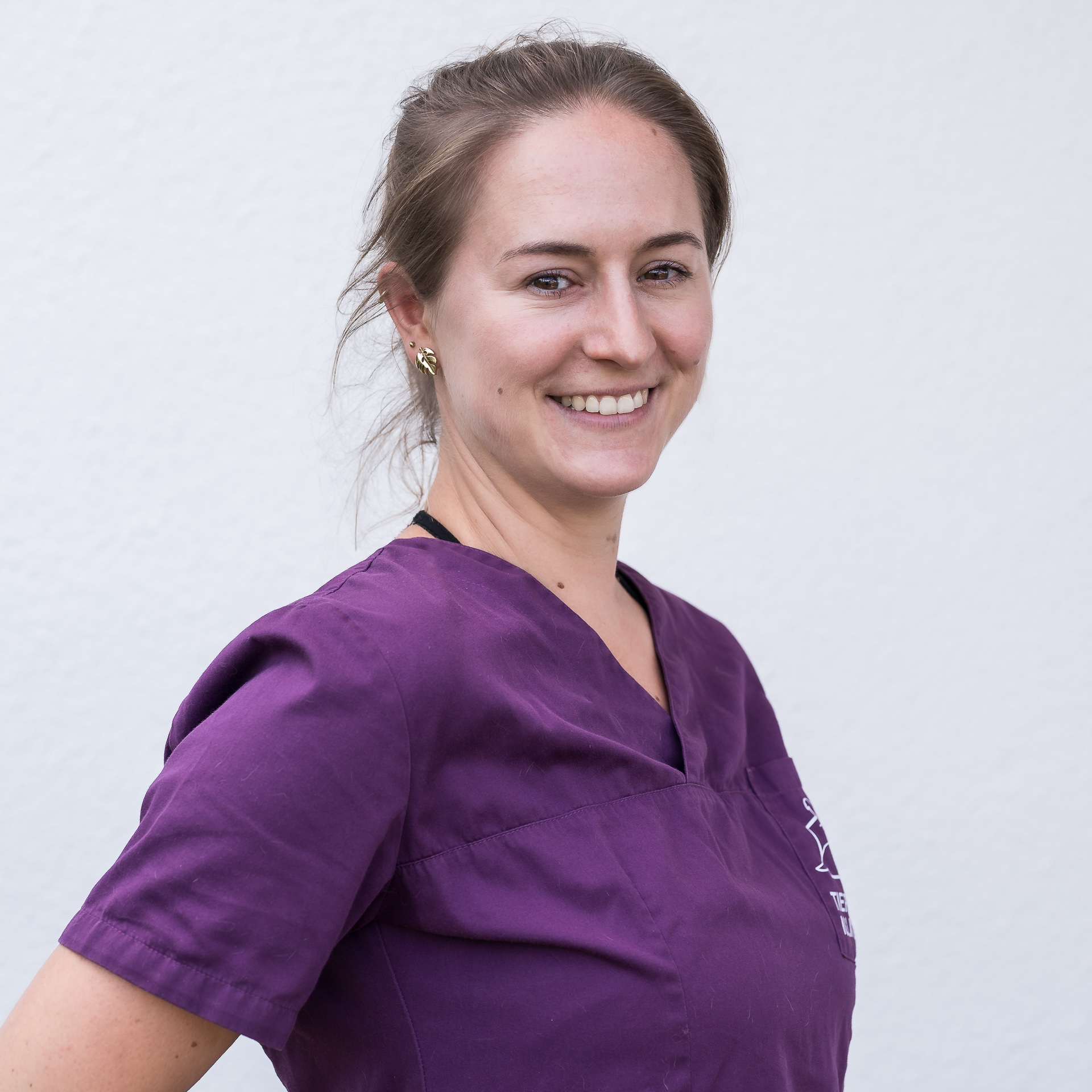 Portraitbild der Tiermedizinischen Fachangestellten Katharina Hegner, nett lächelnd vor weißem Hintergrund.