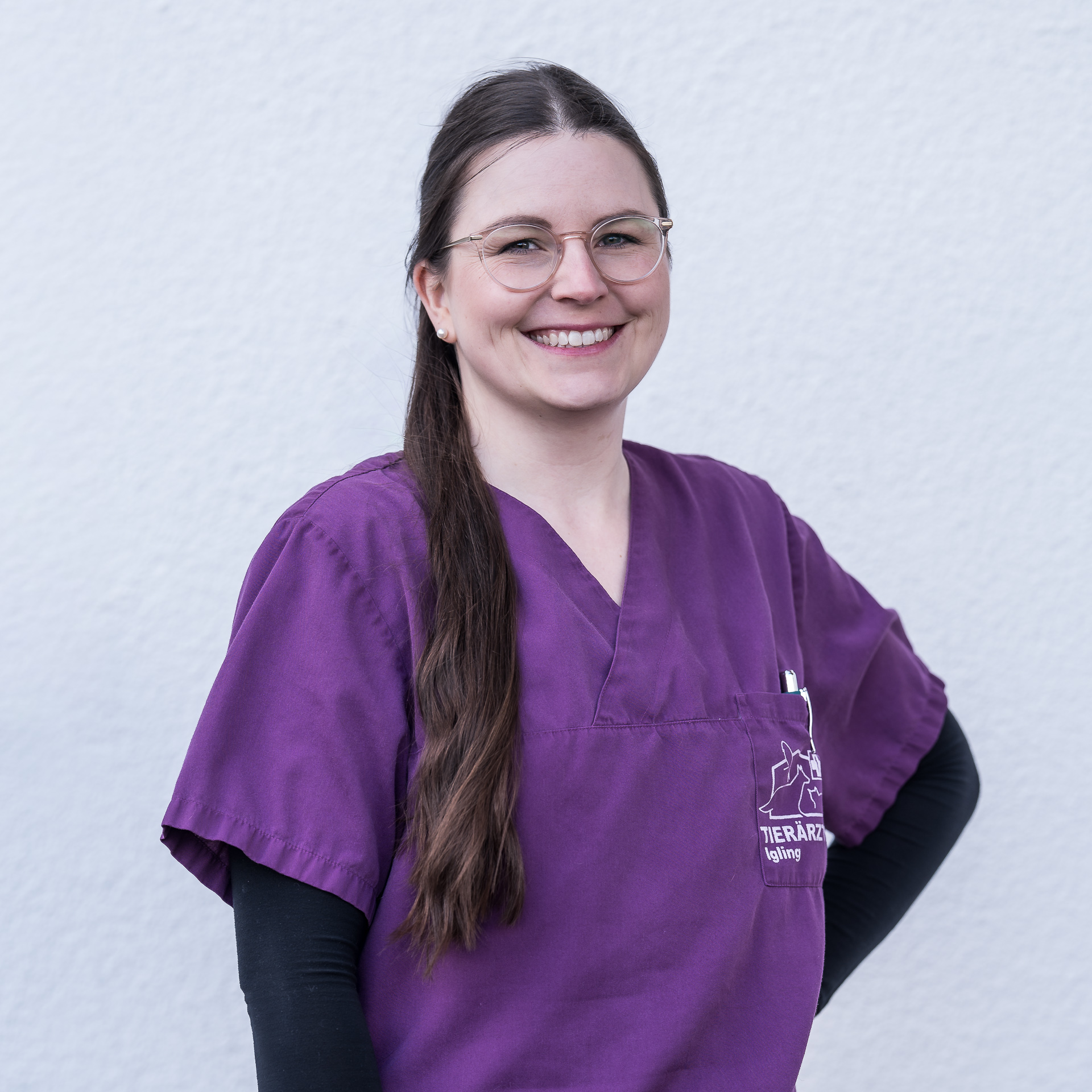 Portraitbild der Praxisassistenz Carolin Wittwer, nett lächelnd vor weißem Hintergrund.
