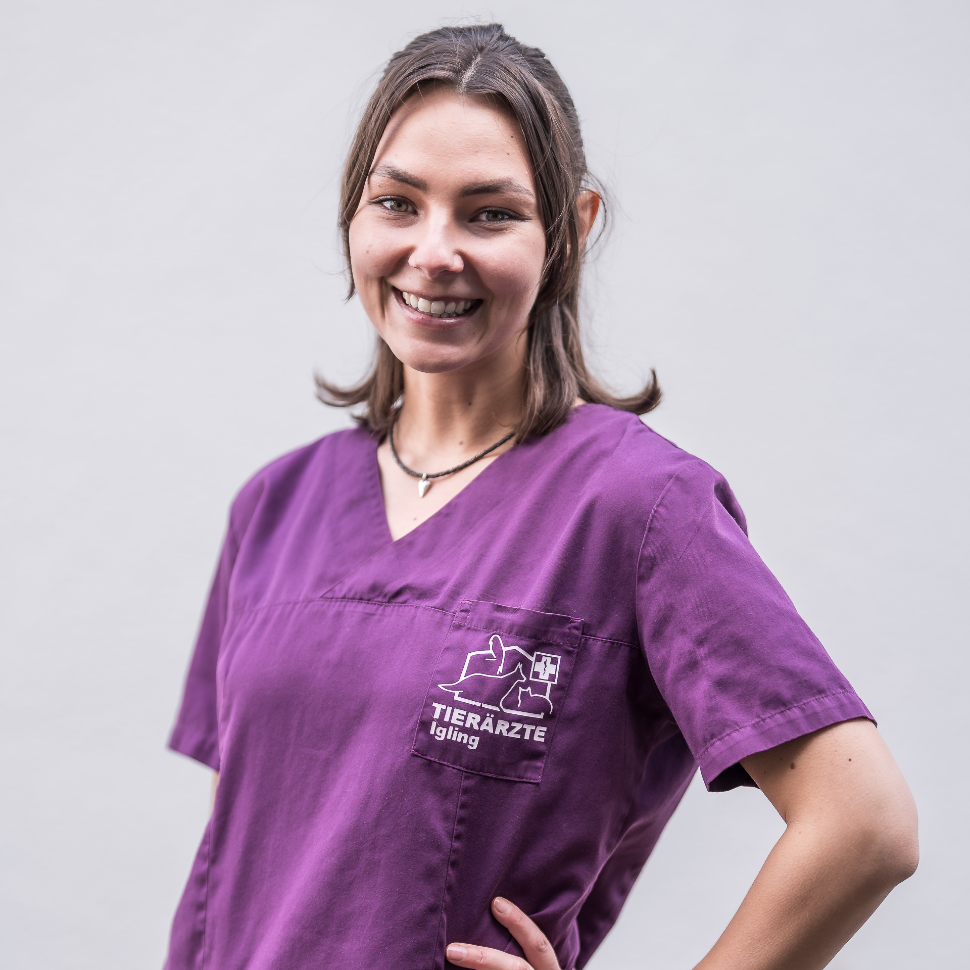 Portraitbild der Werkstudentin Clara Zenkominierski, nett lächelnd vor weißem Hintergrund.