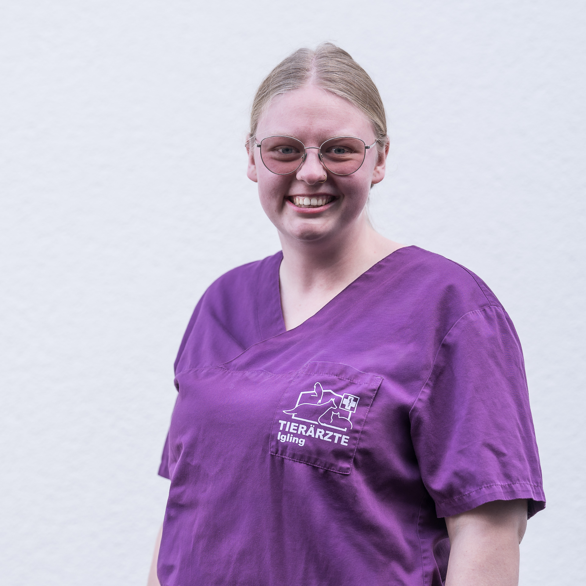 Portraitbild der Auszubildenden Tiermedizinischen Fachangestellten Jessica Parthe, nett lächelnd vor weißem Hintergrund.