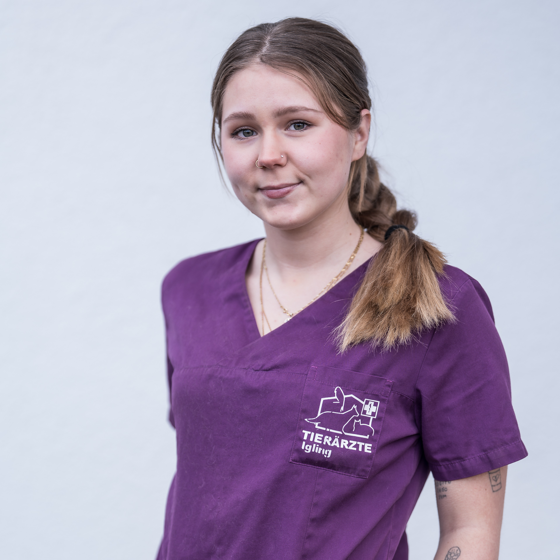Portraitbild der Auszubildenden Tiermedizinischen Fachangestellten Marija Danilcenko, nett lächelnd vor weißem Hintergrund.
