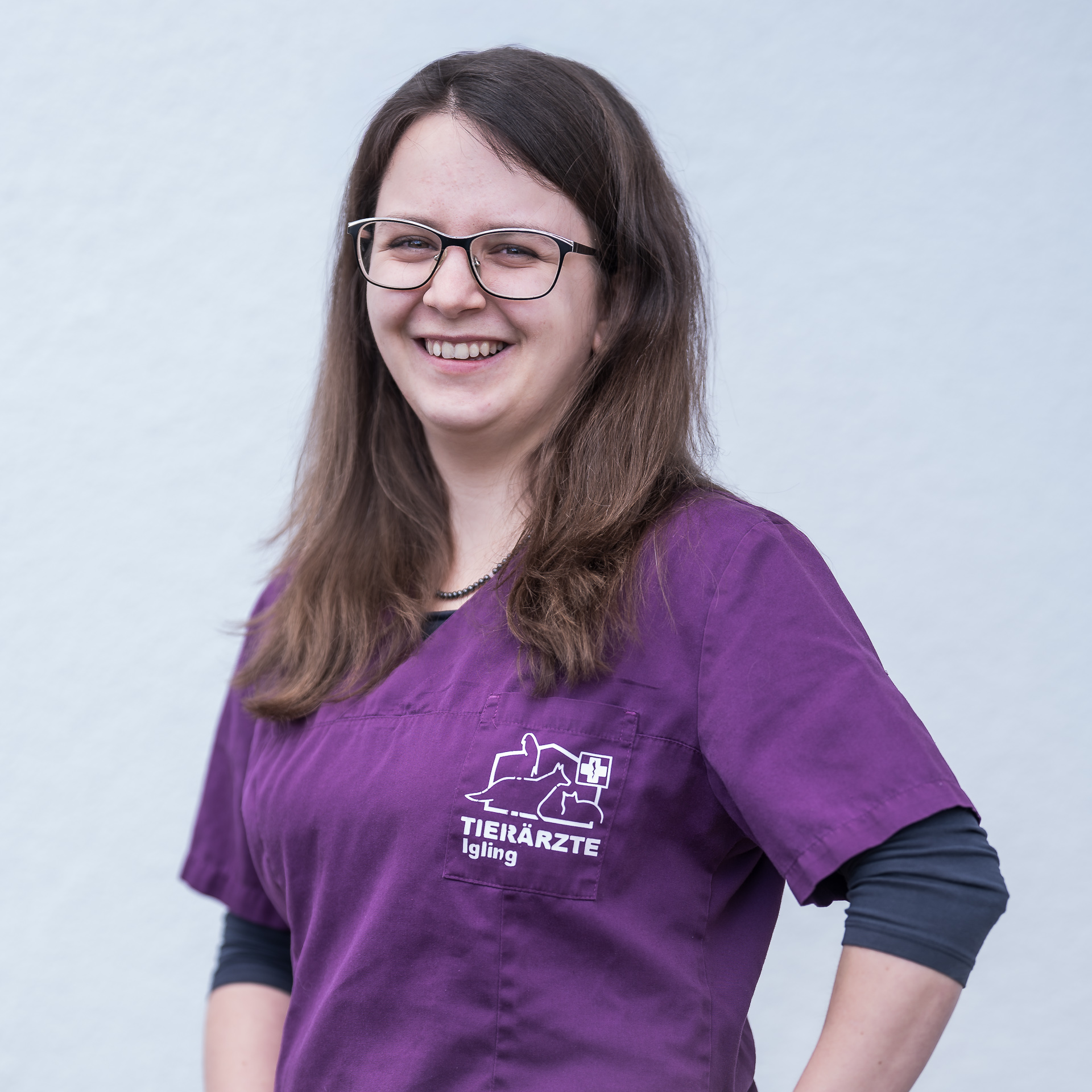 Portraitbild der Tiermedizinischen Fachangestellten Nadine Uhl, nett lächelnd vor weißem Hintergrund.