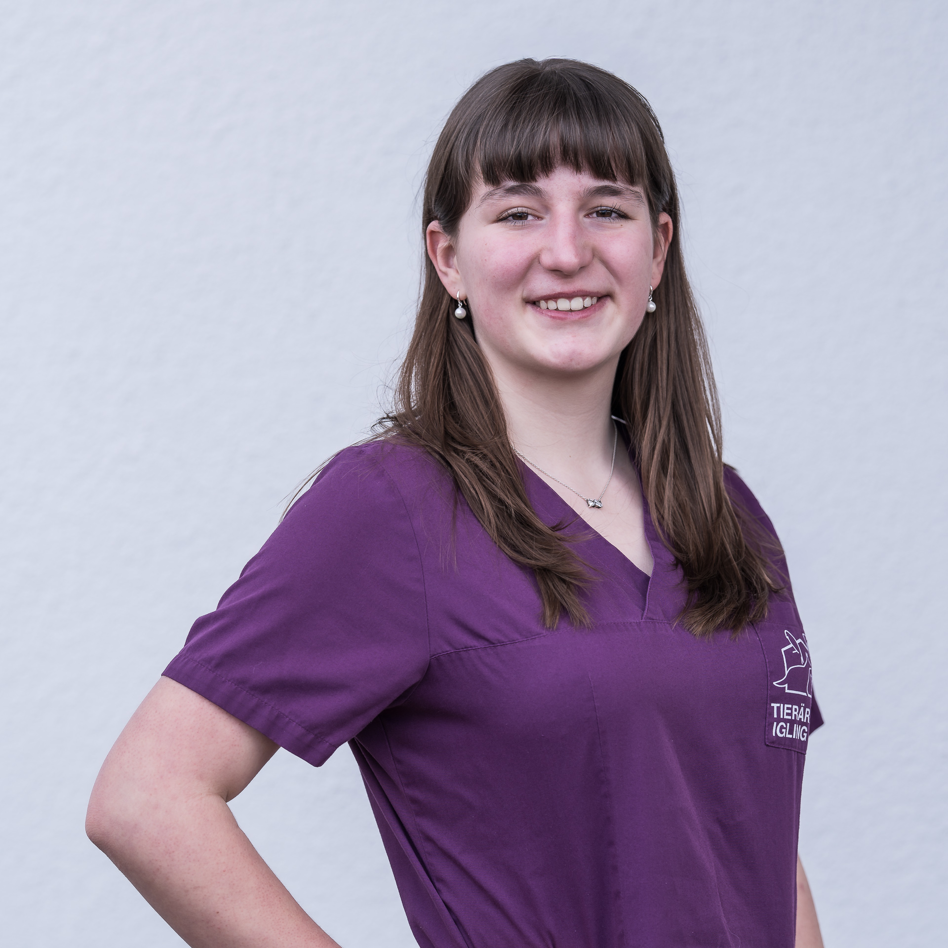Portraitbild der Auszubildenden Tiermedizinischen Fachangestellten Nina Ruhm, nett lächelnd vor weißem Hintergrund.