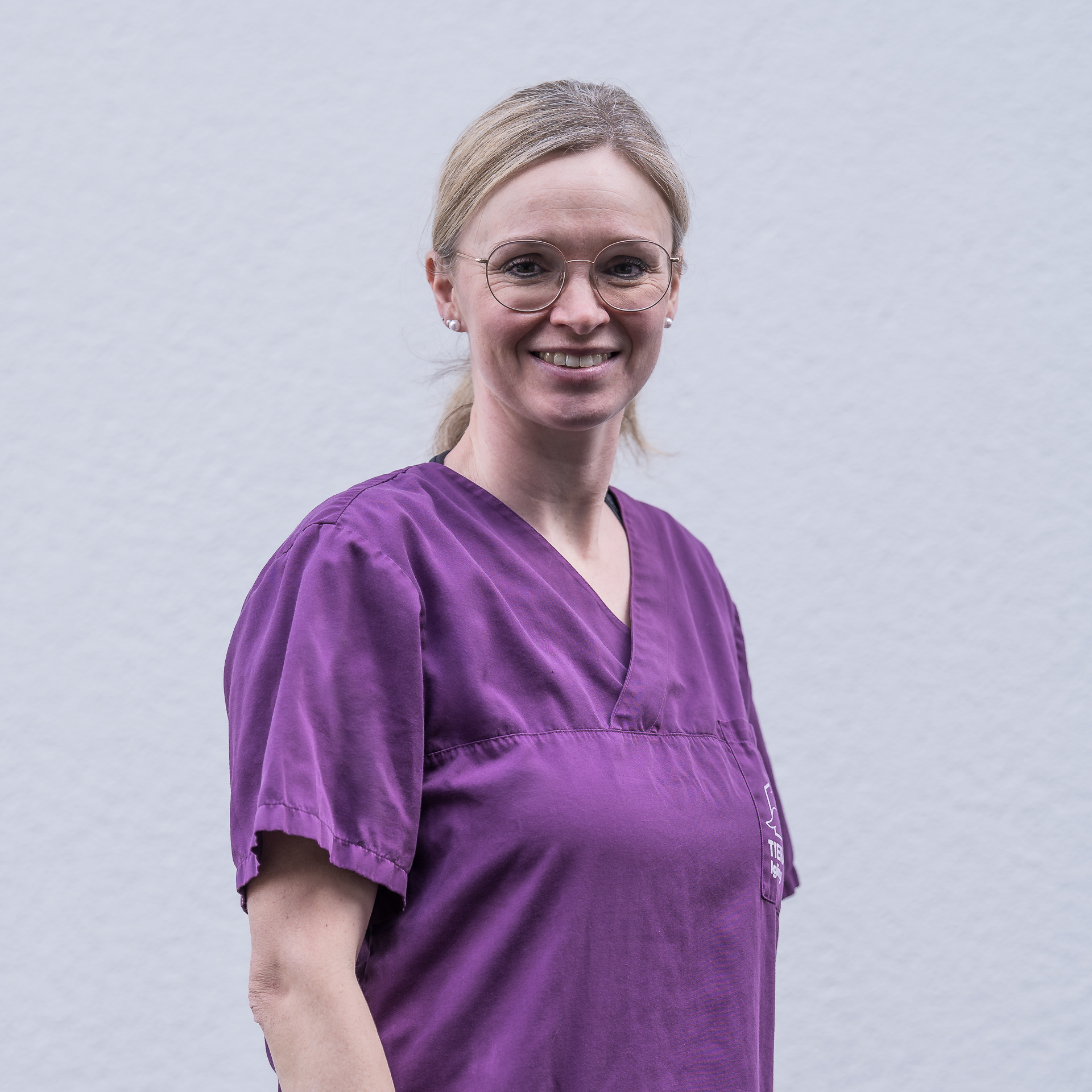 Portraitbild der Tiermedizinischen Fachangestellten Sophie Lang, nett lächelnd vor weißem Hintergrund.